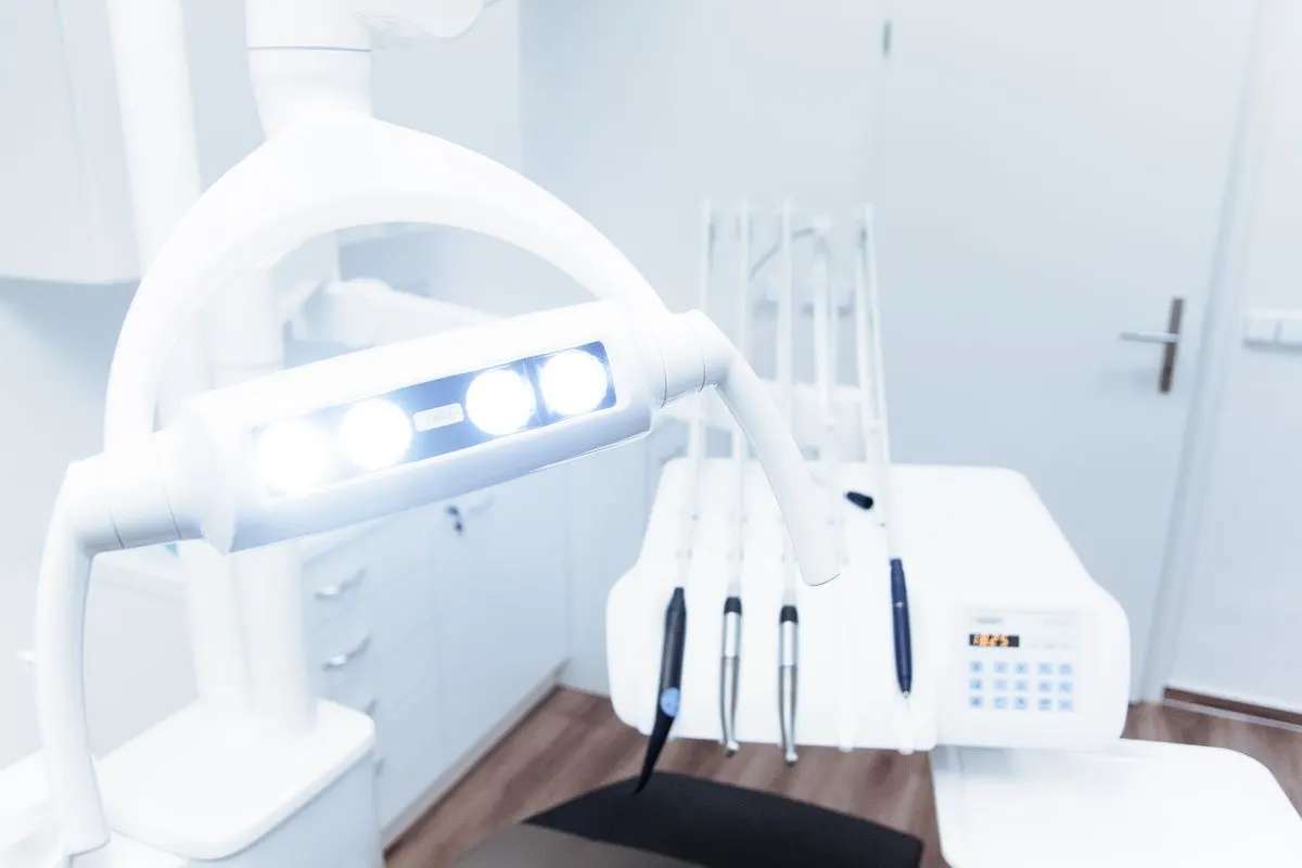 Diş Kliniği Web Sitesi Nasıl Olmalı? Yönetmeliğe Uygun 2026 Rehberi