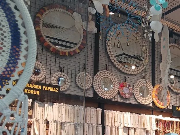 İzmir'in Otantik Hediyelikleri: Deniz Kabuğu, Nazar ve El Yapımı Ürünler