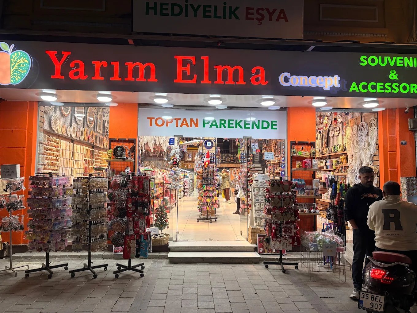 Kemeraltı'nda Hediyelik Alışverişi: İzmir'in Tarihi Çarşısında Rehber