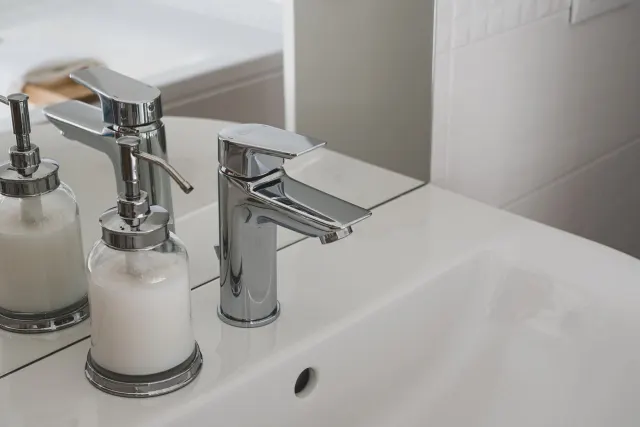 Batarya, musluk ve banyo aksesuarları