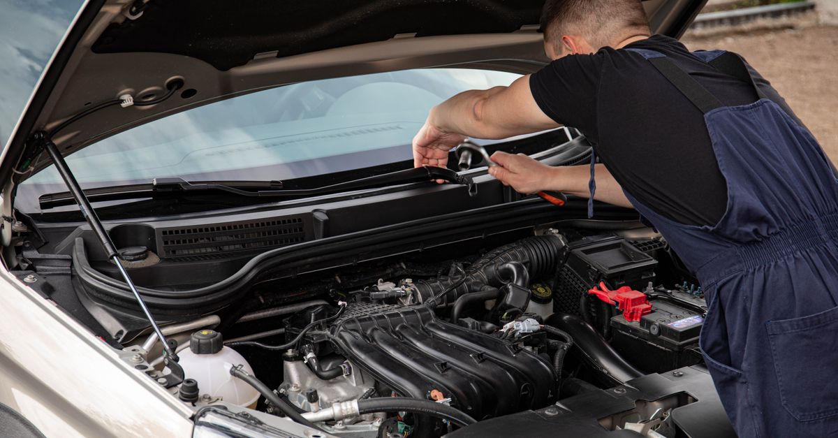 Usta motor bölmesini kontrol ediyor