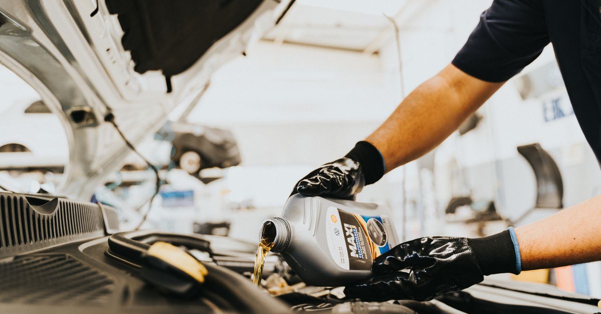 Motora yeni motor yağı dolduruluyor