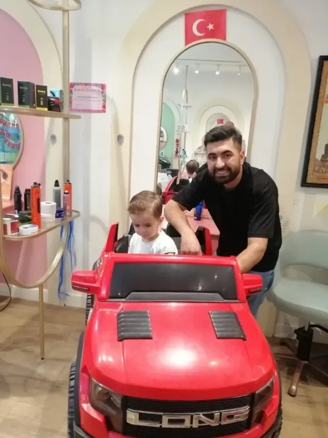 Kuaförümüz minik müşterisiyle arabalı koltukta