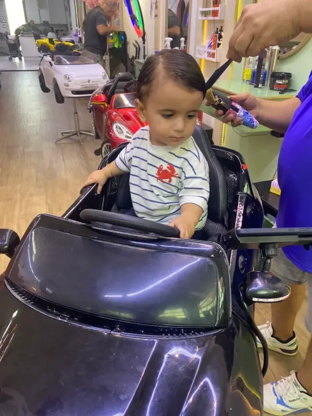 Arabalı koltukta bebek saç kesimi