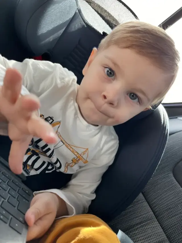 Yeni saç kesimiyle neşeli minik müşterimiz