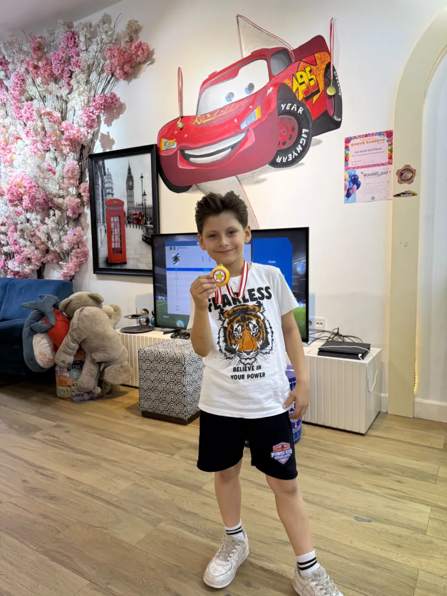 Saç kesimi sonrası madalya töreni