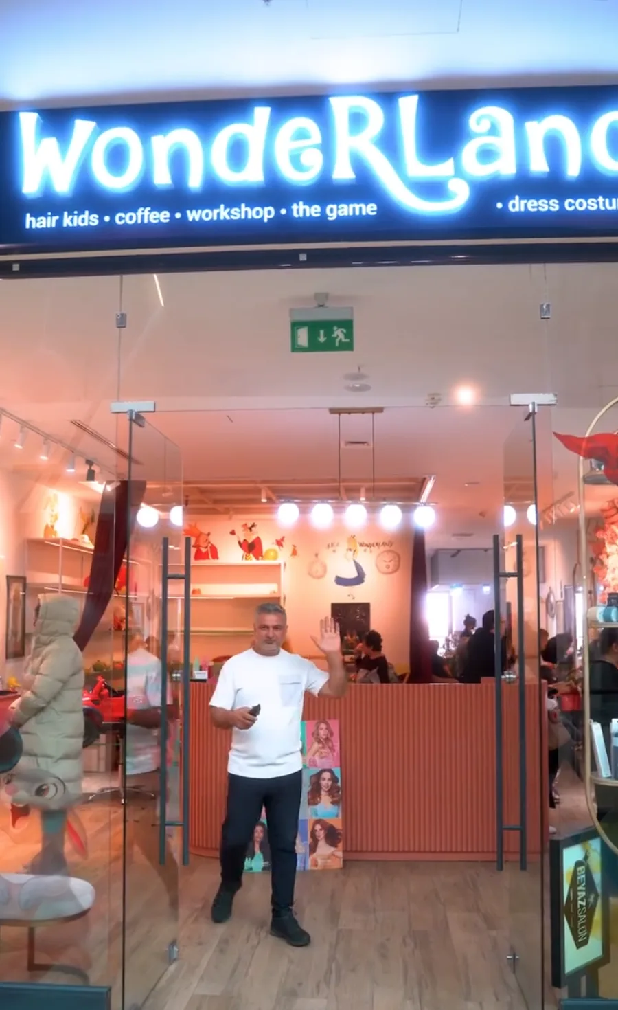 Wonderland salon girişi ve oyun alanı