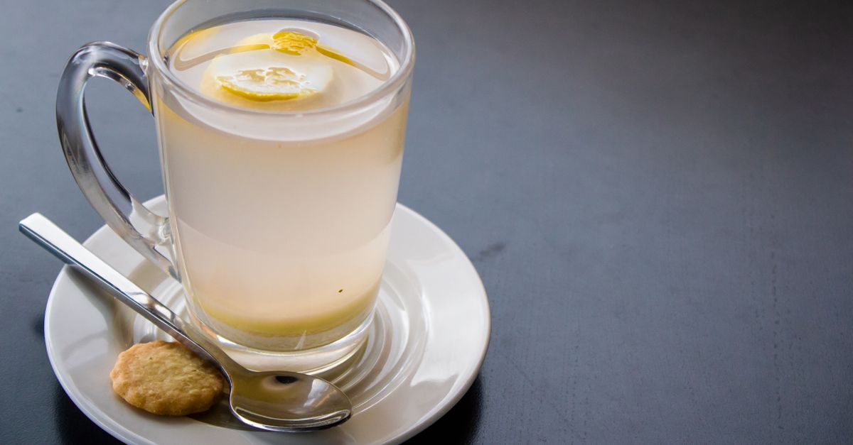 Bal, limon ve zencefilli ılık içecek